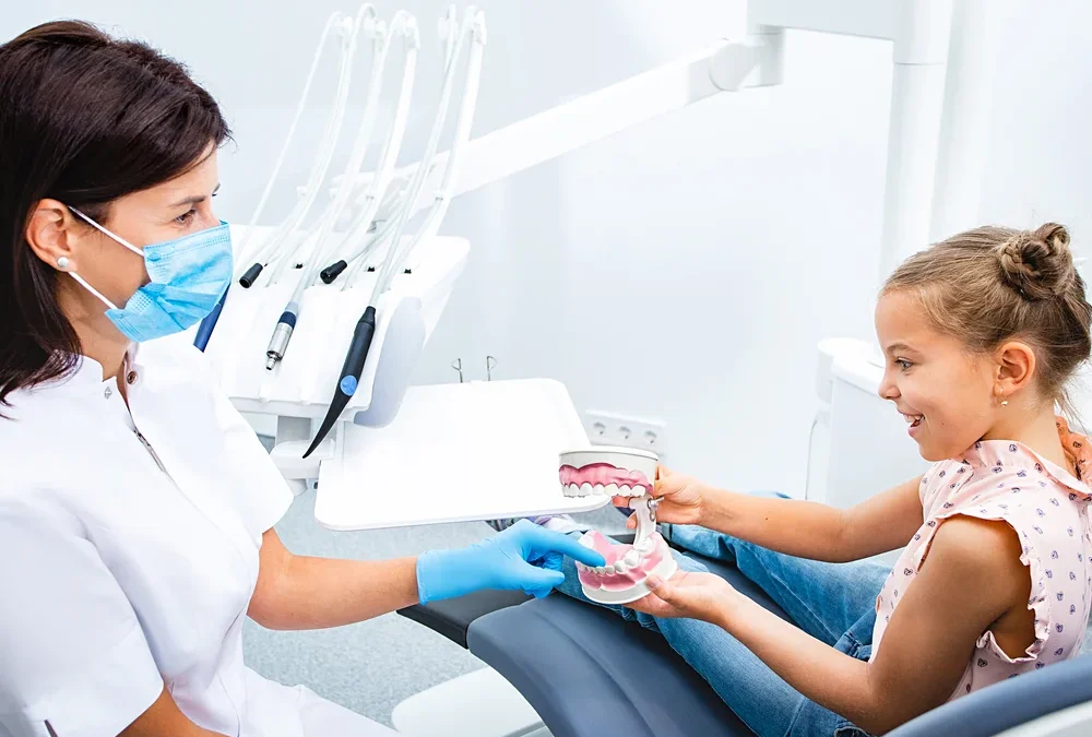 Prima visita dal dentista per bambini: quando andare e come prepararli senza paura